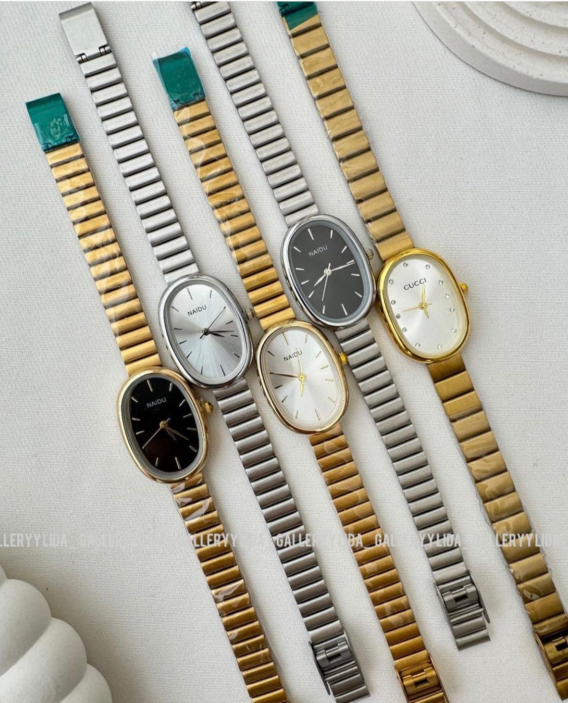 Montre Ovale Femme Elegante Doree